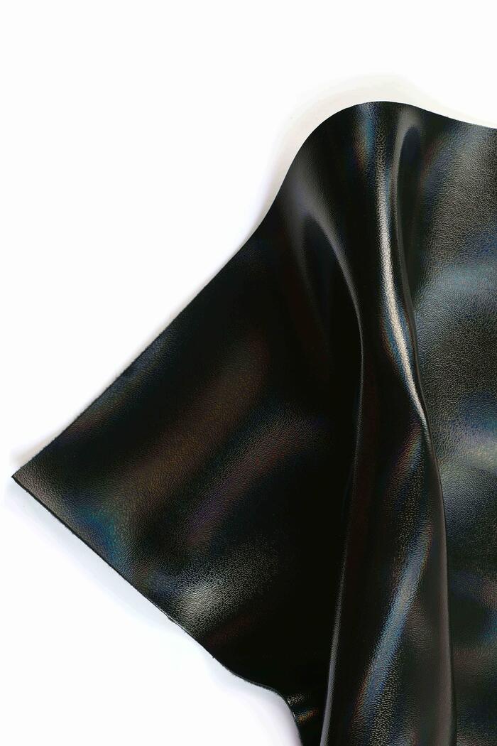 Tissu avec revêtement imitation cuir noir brillant holographique 