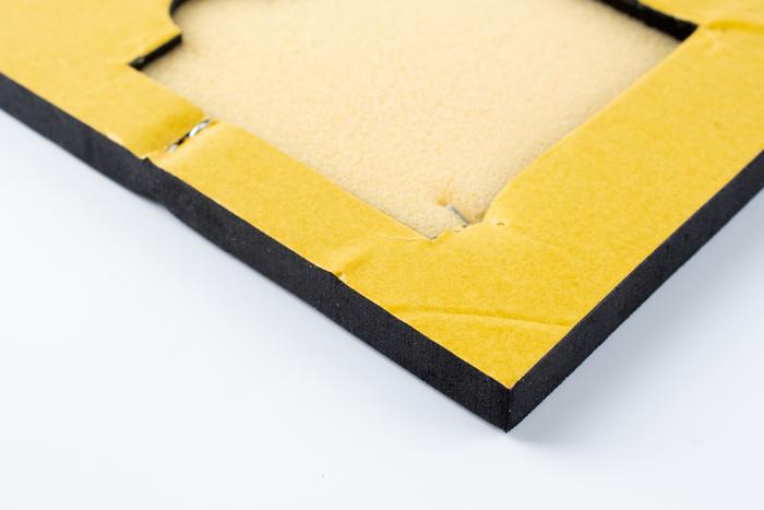 Mousse polyuréthane colorée et pré-découpée autocollante 