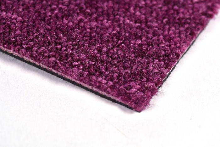 Moquette modulaire en velours tufté bouclé