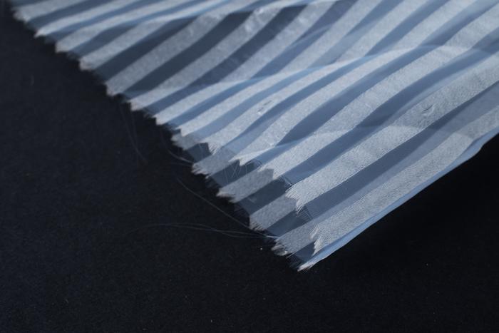 Voile transparent rayé ultra fin et léger 