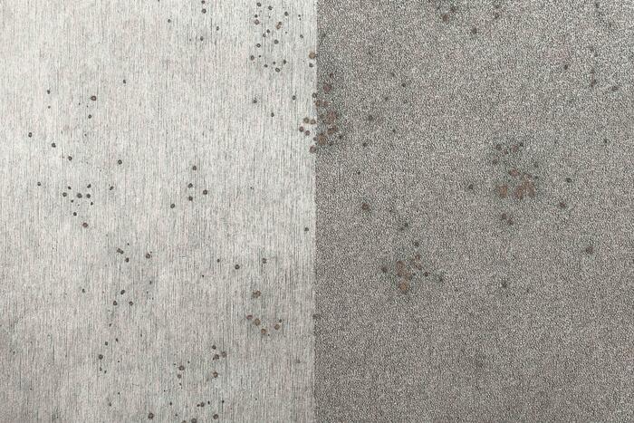 Revêtement mural intissé effet métallique argenté et billes de verre