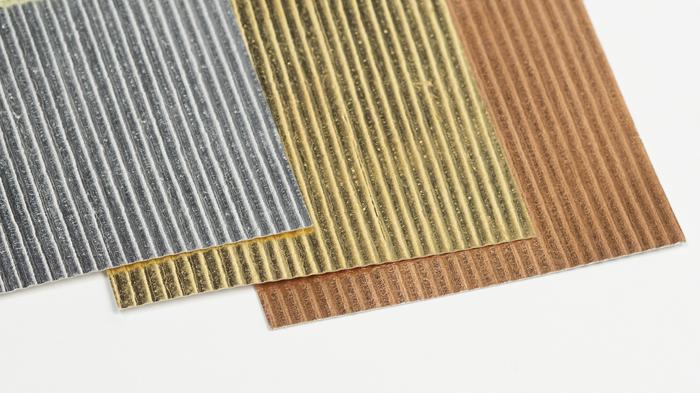 Revêtement mural strié coloris métalliques 